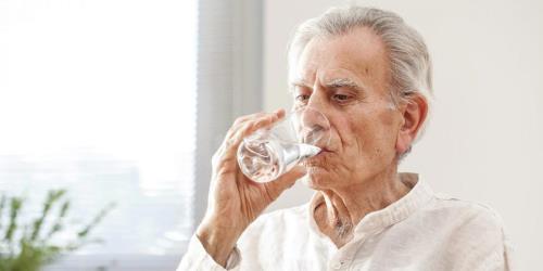 اخطار کم آبی بدن پس از ۶۰ سالگی