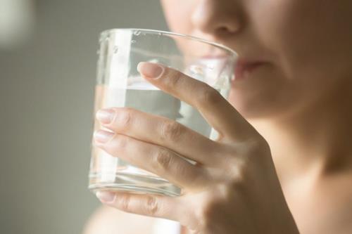 روزانه چند لیوان آب باید بنوشیم؟